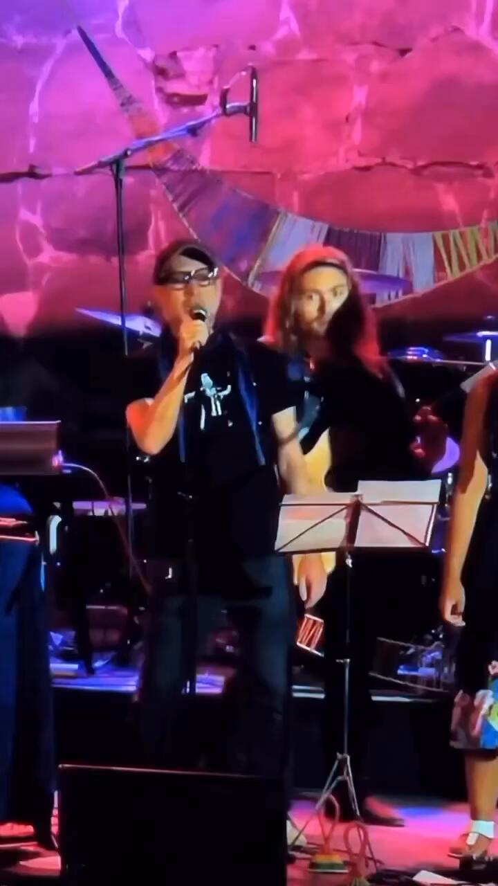 Paulo Nupi singing in Germany. Radiohead - Creep (cover) with two drummers